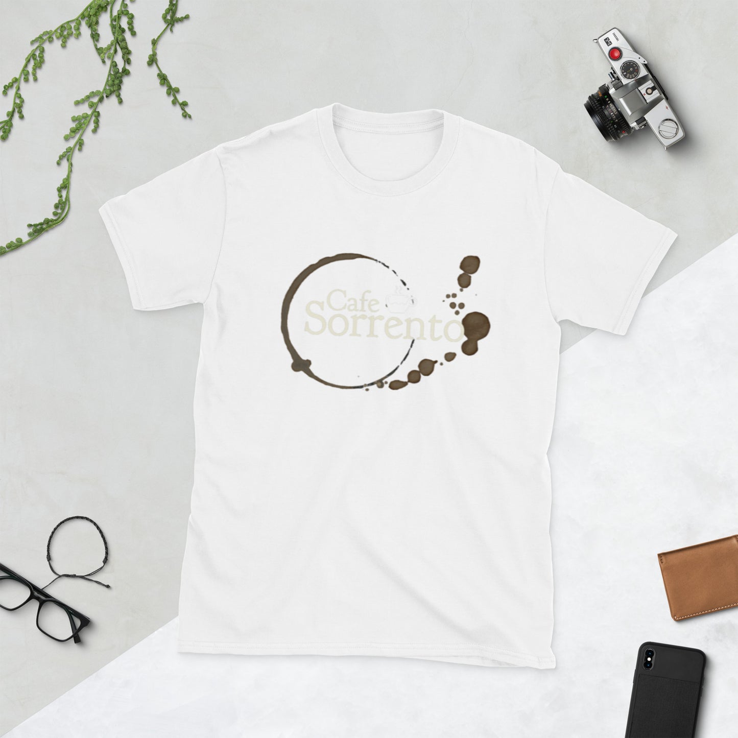 "Cafe Sorrento" unisex t-paita (logo isolla rinnassa)